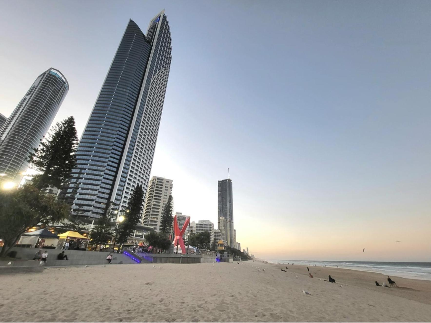 Beachside Apartment In The Heart Of Surfers Paradise - Free Parking Gold Coast Esterno foto
